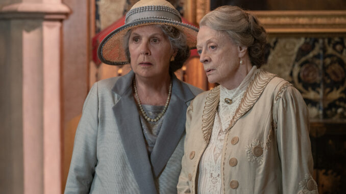 Penelope Wilton stars as Isobel Merton and Maggie Smith as Violet Grantham in DOWNTON ABBEY: A New Era, a Focus Features release. Credit: Ben Blackall / ©2022 Focus Features LLC